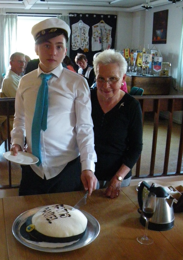 Daniel öppnar tårtan medan Birgit ser på