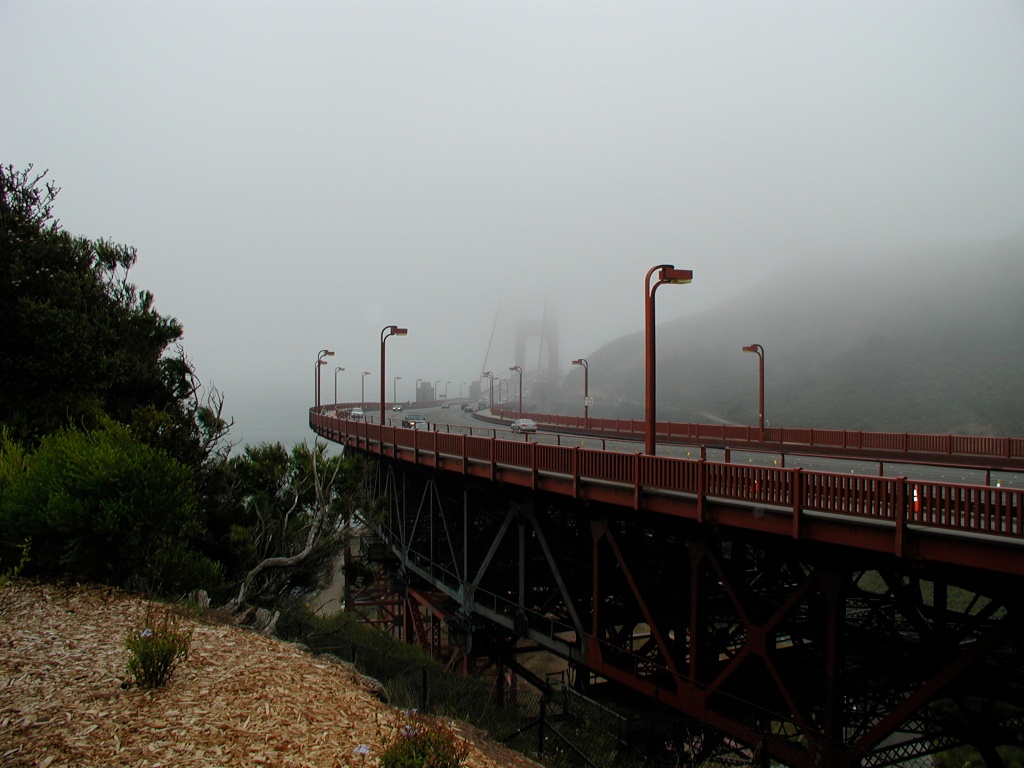 Golden Gate, som vanligt är den ofta insvept i dimma